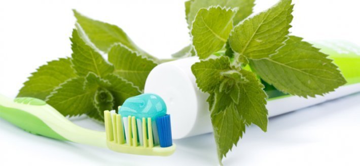 Dentifricio naturale: eliminare i batteri grazie alle virtù delle erbe